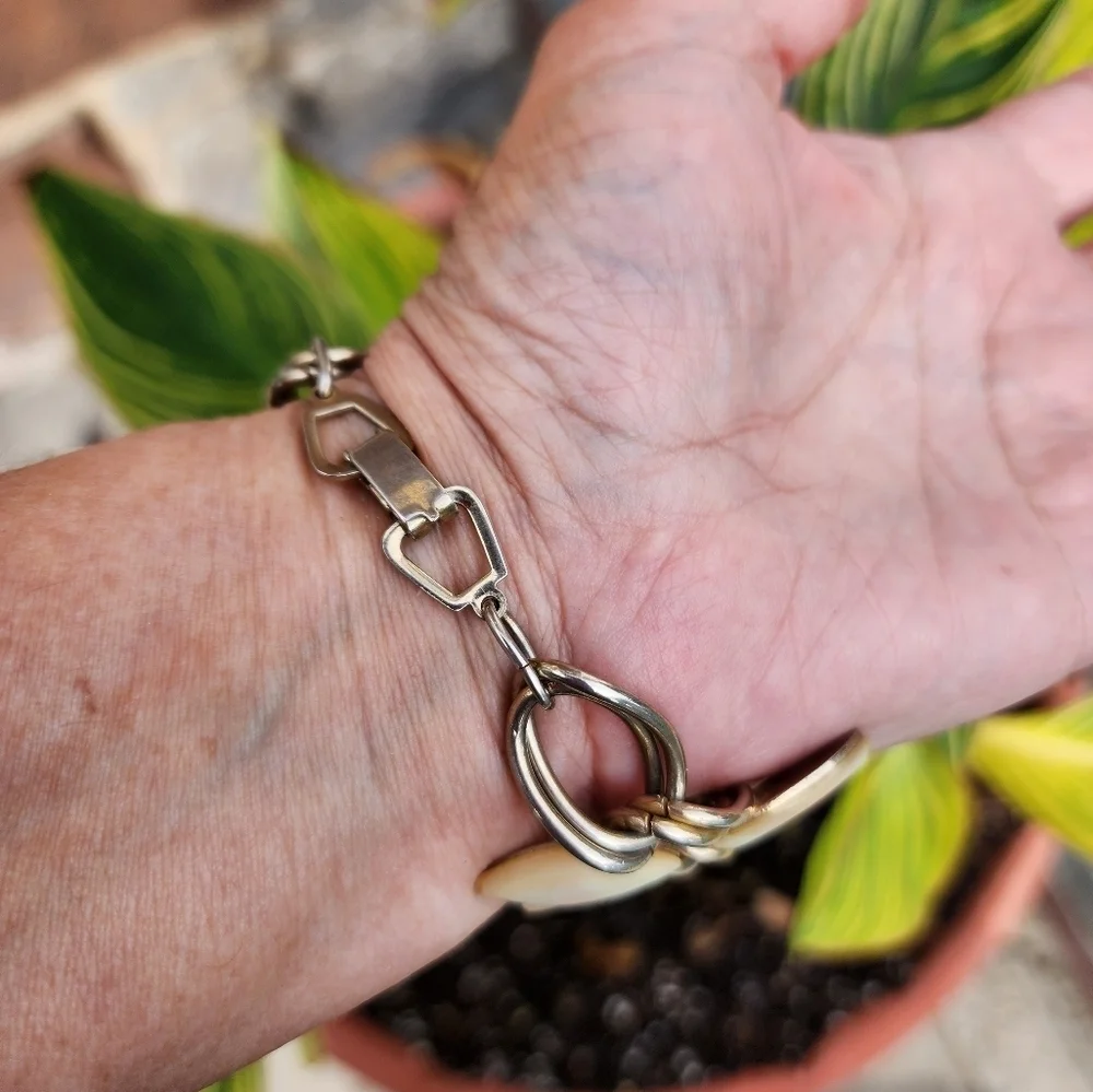 Vintage  Goldtone Mother of pearl  Leaf Chsin Bracele5